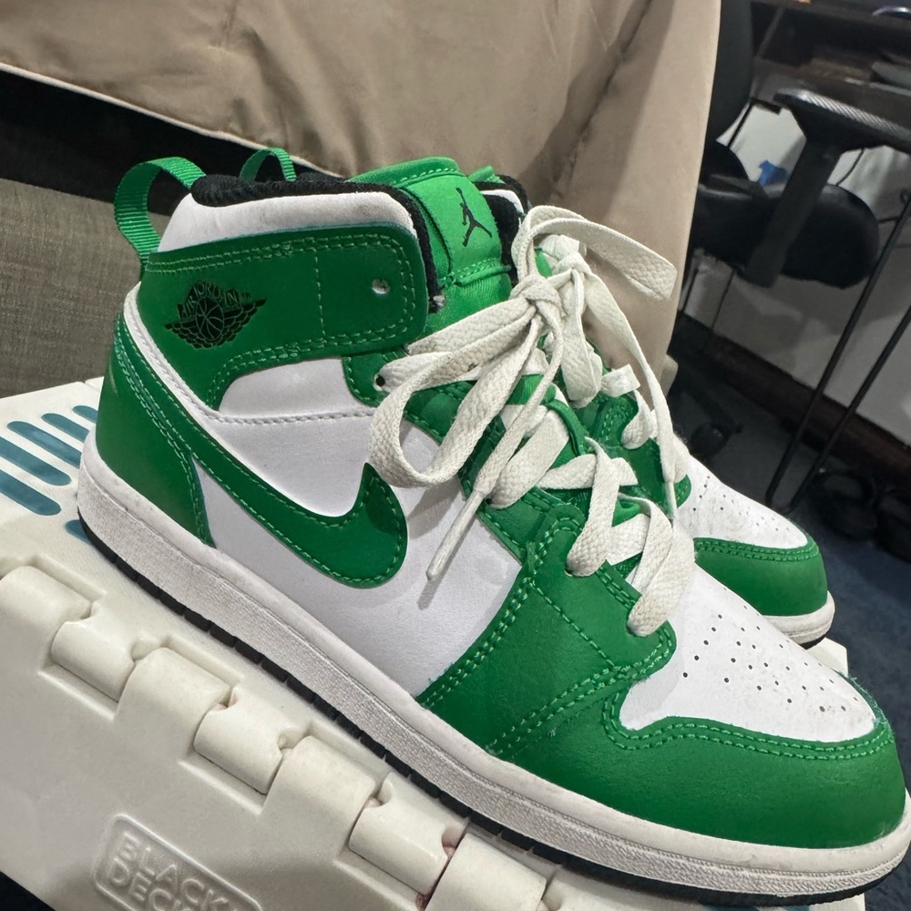 Jordan’s Kids size 2, Green/White